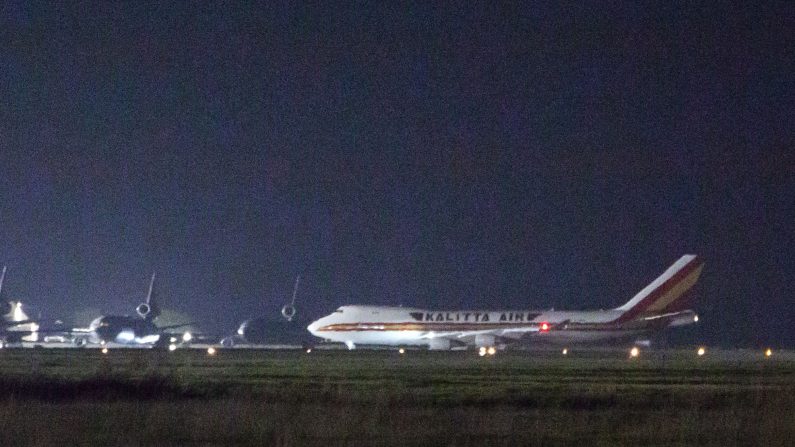 -Un avion transportant des passagers américains, qui ont récemment été libéré du navire de croisière Diamond Princess au Japon, arrive à Travis Air Force Base en Californie le 16 février 2020. Photo de Brittany Hosea-Small / AFP via Getty Images.