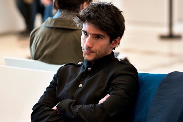 L'avocat Juan Branco attend au palais de justice de Paris, le 18 février 2020. (Photo : STEPHANE DE SAKUTIN/AFP via Getty Images)