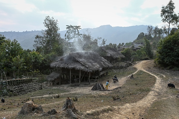 -Le 4 février 2020 un jeune garçon joue au football devant sa maison dans le canton de Lahe dans la région de Sagaing au Myanmar. Photo de Ye Aung THU / AFP via Getty Images.