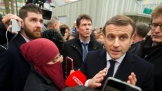 Séparatisme islamiste: Emmanuel Macron pris en photo à côté d’une femme intégralement voilée