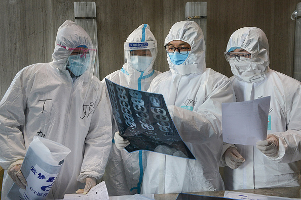 -Le 20 février 2020 des médecins regardent une image CT pulmonaire dans un hôpital du comté de Yunmeng, dans la ville de Xiaogan, dans la province centrale du Hubei en Chine. Photo par STR / AFP via Getty Images.