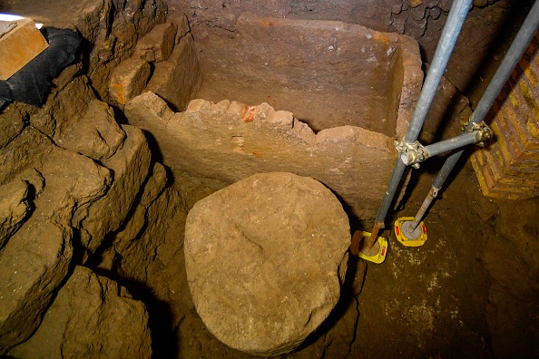 Des archéologues ont récemment découvert au parc archéologique du Colisée à Rome ce qui pourrait être le tombeau de Romulus, le roi fondateur de Rome. Le sarcophage en pierre du VIe siècle av. J.-C. est accompagné d'un autel circulaire. (Photo : FILIPPO MONTEFORTE/AFP via Getty Images)