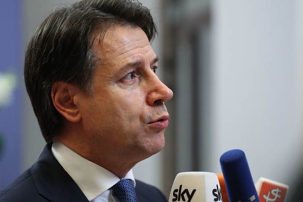 -Le Premier ministre italien Giuseppe Conte s'adresse à la presse le 21 février 2020. Photo par ARIS OIKONOMOU / AFP via Getty Images.