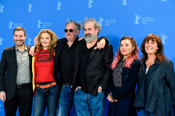 -L'actrice française Corinne Masiero, les réalisateurs français Benoit Delepine et Gustave Kervern, l'actrice française Blanche Gardin et la productrice française Sylvie Pialat posent lors d'un photocall pour le film "Effacer l'historique" le 24 février, 2020 au 70e festival du film de Berlin. Photo de Tobias SCHWARZ / AFP via Getty Images.