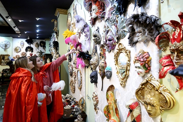 -Une cinquantaine d'employés fabriquent à la main les pièces uniques de leur usine de Shkoder, au bord du lac, qui exporte jusqu'à 30 000 masques dans le monde chaque année. Photo de Gent SHKULLAKU / AFP via Getty Images.