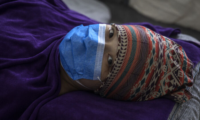 Une patiente est allongée dans un hôpital obstétrique privé à Wuhan, en Chine, le 24 février 2020. (Getty Images)