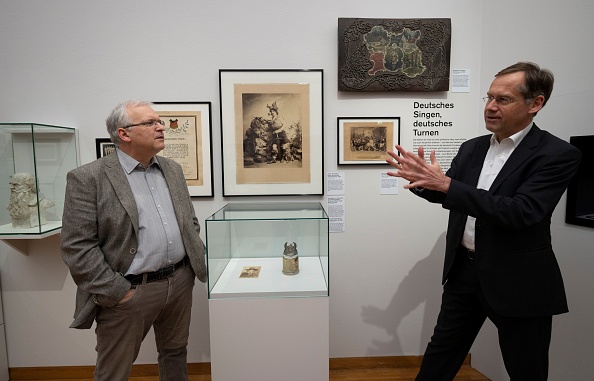 -Le conservateur et directeur scientifique de la Maison de l'histoire Christian Rapp parle à côté du conservateur Hannes Leidinger lors de l'ouverture de l'exposition intitulée "Le jeune Hitler, les années de formation d'un dictateur" Autriche le 27 février 2020. Photo par JOE KLAMAR / AFP via Getty Images.