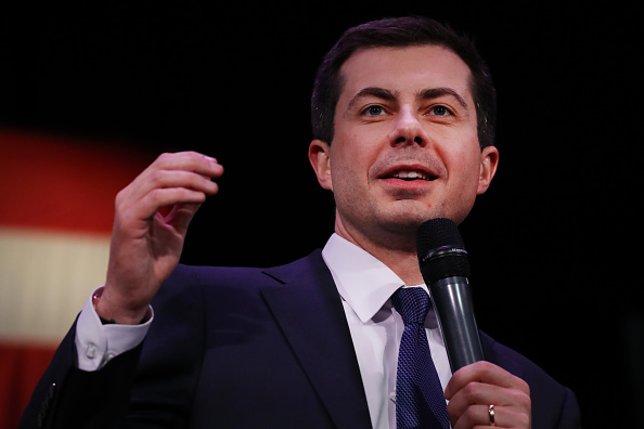 Le candidat démocrate à la présidentielle,  Pete Buttigieg salue ses partisans le 04 février 2020 à Concord, New Hampshire. (Photo : Spencer Platt/Getty Images)