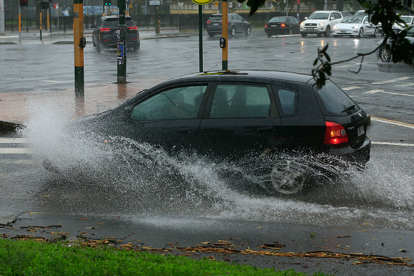 -Des voitures circulent sur des routes inondées le 09 février 2020 à Sydney, en Australie. Le Bureau Météorologie a prévu de fortes précipitations à Sydney ce week-end et a émis un avertissement de vent violent, dangereux, de fortes précipitations et de l'érosion côtière, des marées anormalement hautes et des vagues dommageables. Photo de Mark Evans / Getty Images.