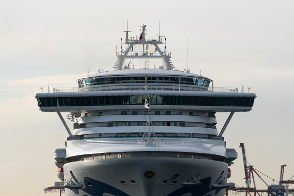 Le bateau de croisière Diamond Princess arrive à Daikoku Pier où il est réapprovisionné et des cas de coronavirus nouvellement diagnostiqués sont pris en charge. Le bateau reste en quarantaine après qu'un certain nombre des 3700 personnes à bord ont été diagnostiquées avec un coronavirus, le 12 février 2020 à Yokohama, Japon.(Photo : Tomohiro Ohsumi/Getty Images)