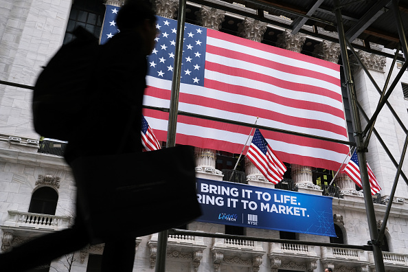 -Illustration- Les gens passent devant la Bourse de New York (NYSE) le 12 février 2020 à New York. Photo de Spencer Platt / Getty Images.