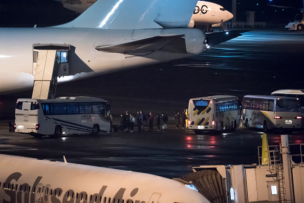 -Des citoyens américains montent à bord d'un avion Kalitta Air, affrété par le gouvernement américain, à l'aéroport de Haneda le 17 février 2020 à Tokyo, au Japon. Photo de Tomohiro Ohsumi / Getty Images.