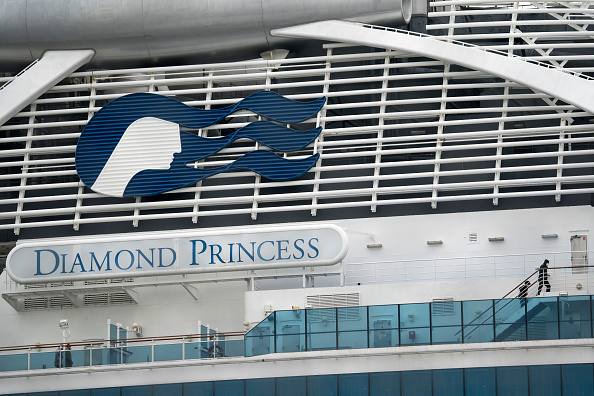 -Six Australiens évacués du Diamond Princess ont été à nouveau testés vendredi en Australie et deux d'entre eux ont été testés positifs. Photo de Tomohiro Ohsumi / Getty Images.