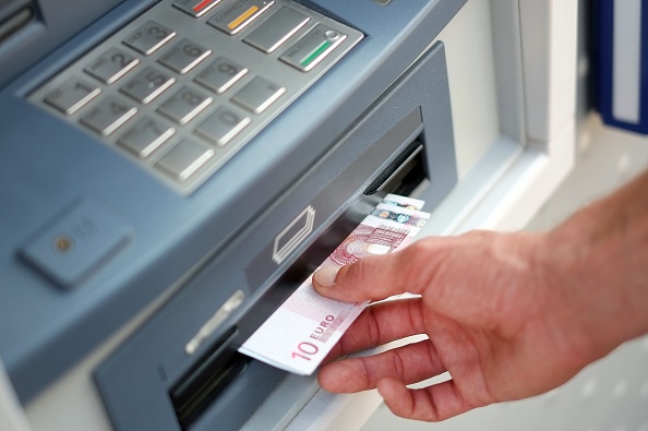 Depuis le 1er janvier 2020, chaque retrait de liquidité depuis un DAB est passé de 57 à 89 centimes d'euros. (Photo : JEAN-SEBASTIEN EVRARD/AFP via Getty Images)