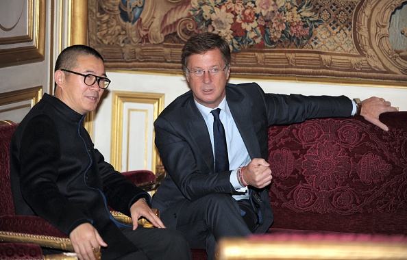 -Illustration- Le Fondateur et PDG du groupe hôtelier chinois Huazhu, Ji Qi et le PDG du groupe hôtelier Accor Sébastien Bazin discutent ensemble au ministère français des Affaires étrangères à Paris le 15 décembre 2014. Photo ERIC PIERMONT/AFP via Getty Images.