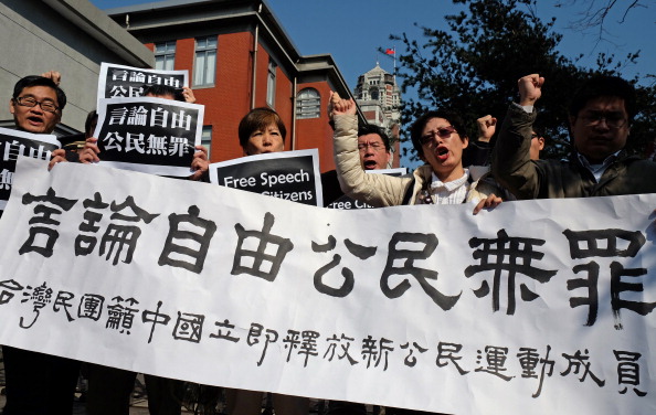 -Illustration- Des militants des droits de l'homme taïwanais affichent des banderoles et des pancartes lors d'une manifestation devant le palais présidentiel pour demander au président Ma Ying-jeou de secourir l'éminent militant chinois Xu Zhiyong, à Taipei le 29 janvier 2014. Photo SAM YEH / AFP via Getty Images.