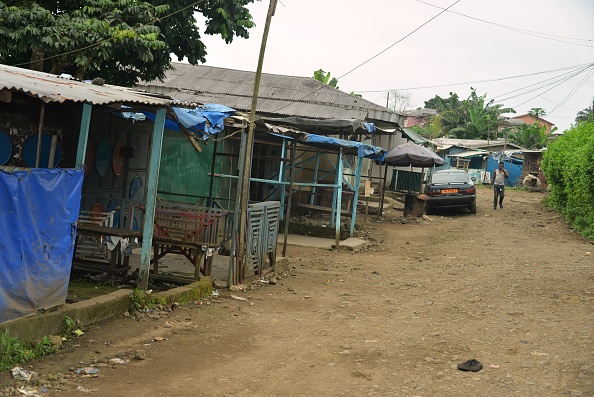 -Un piéton se promène dans une rue de Buea à environ 60 km à l'ouest de Douala, village anglophone le 1er octobre 2017. Photo doit se lire STR / AFP via Getty Images.