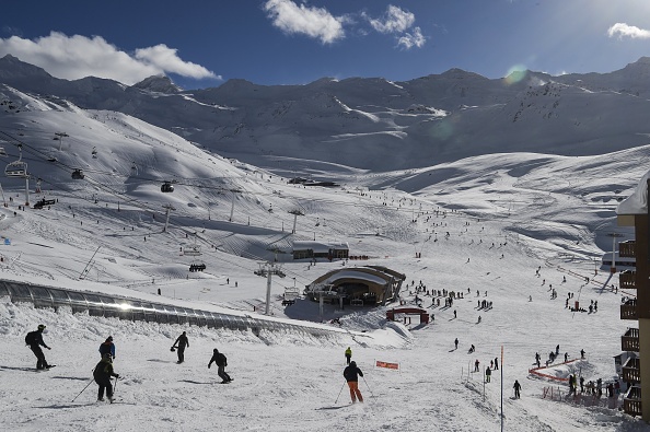 -Illustration- Des gens descendent une piste de ski. Photo de PHILIPPE DESMAZES / AFP via Getty Images.