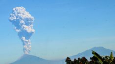 Indonésie: le volcan Merapi crache un large panache de fumée