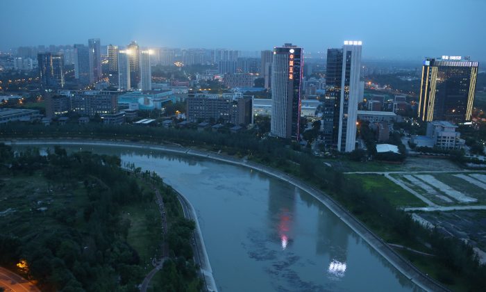 Des immeubles d'habitation s'élèvent dans le ciel de la ville de Chengdu, dans la province du Sichuan, en Chine, le 29 juin 2015. (John Moore/Getty Images)