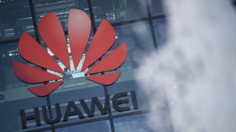 Le logo de la société chinoise Huawei dans son siège principal au Royaume-Uni à Reading, à l'ouest de Londres, le 28 janvier 2020.  (DANIEL LEAL-OLIVAS/AFP via Getty Images) 