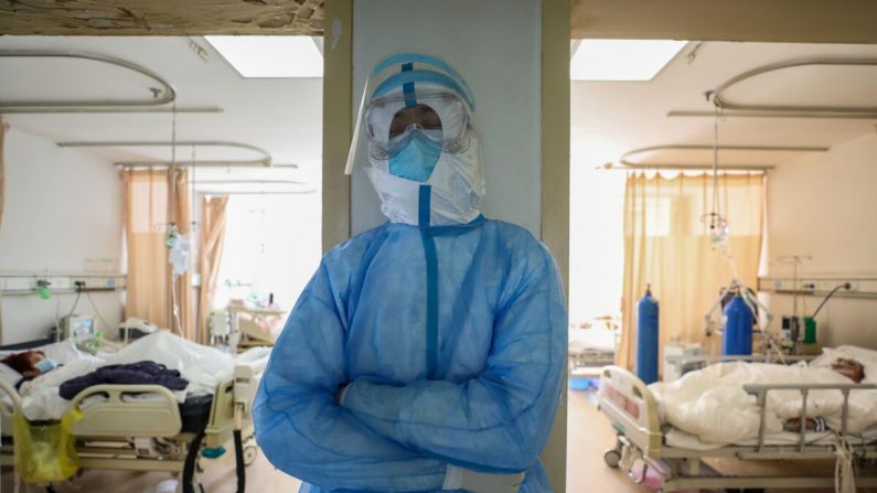 Un membre du personnel médical se repose dans le service d'isolement de l'hôpital de la Croix-Rouge de Wuhan, en Chine, le 16 février 2020. (STR/AFP via Getty Images)