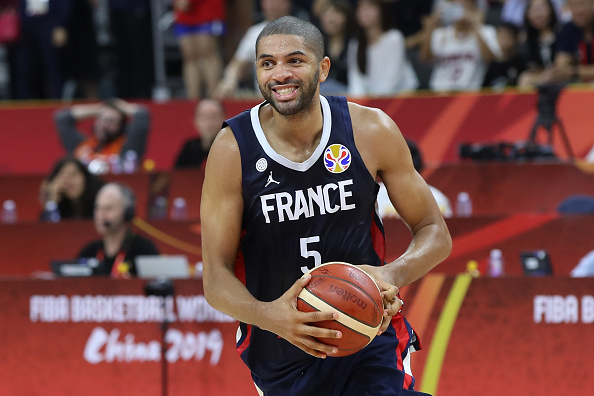 Nicolas Batum n'a pas hésité à jouer les intermédiaires auprès du joueur préféré de Maxime afin de récupérer une paire de chaussures dédicacées pour l'adolescent. Crédit : Lintao Zhang/Getty Images.