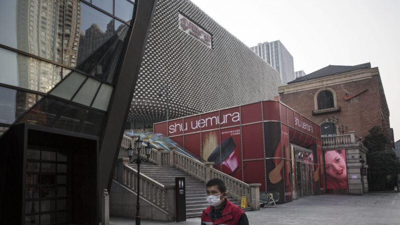 Un agent de nettoyage porte un masque de protection en marchant dans une rue vide de Wuhan, dans la province de Hubei, en Chine, le 3 février 2020. (Getty Images)