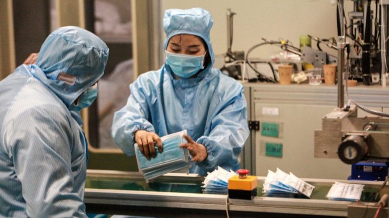  Des ouvriers fabriquant des masques dans une usine de Yangzhou, dans la province du Jiangsu, à l'Est de la Chine, pour contribuer à l'approvisionnement en matériel médical lors de l'épidémie du virus mortel apparue à Wuhan le 26 janvier 2020. (STR/AFP via Getty Images) 