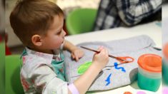 Lors d’une activité scolaire, des enseignants demandent aux enfants de faire de la peinture sur un cheval au lieu d’une toile, ce qui suscite une énorme controverse