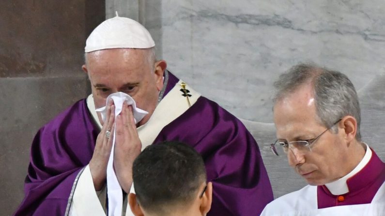 Le pape François se mouche en dirigeant la messe du mercredi des Cendres qui ouvre le Carême, la période de quarante jours d'abstinence et de privation pour les chrétiens avant la Semaine Sainte et Pâques, à l'église Santa Sabina de Rome, le 26 février 2020. (Alberto Pizzoli/AFP via Getty Images)