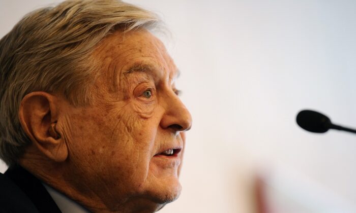 George Soros s'adresse aux médias à la station suisse de Davos le 25 janvier 2012. (VINCENZO PINTO / AFP via Getty Images)