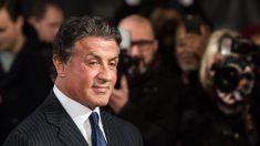 Sylvester Stallone laisse tomber la teinture et affiche une chevelure et une barbe grises que les fans adorent