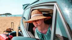 Des parents espiègles prennent leur modem lors d’une «journée ennuyeuse» à la plage après que trois enfants ont refusé d’y aller