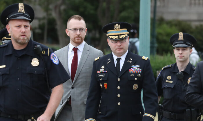  Le lieutenant-colonel Alexander Vindman, au centre, directeur des affaires européennes au Conseil national de sécurité, arrive au Capitole des États-Unis à Washington le 29 octobre 2019. (Mark Wilson/Getty Images)