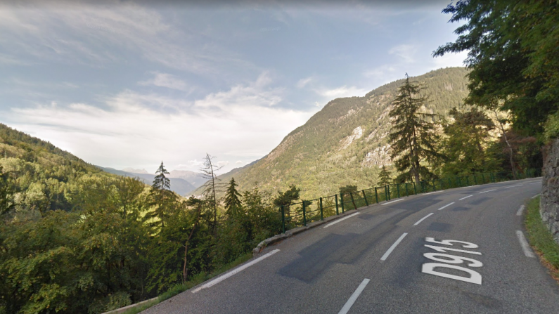 C'est aux alentours de cette portion de la RD 915 que la route s'est effondrée suite à un glissement de terrain. (Capture d'écran/Google Maps)