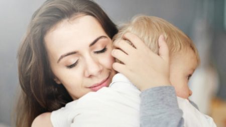 Un enfant embrasse une inconnue après avoir remarqué que, comme lui, il lui manque un membre