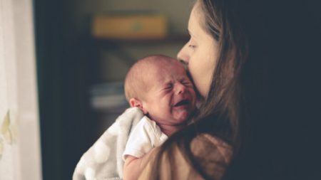 Une mère fatiguée et intelligente fabrique une «fausse main » pour apaiser son bébé qui pleure afin qu’il s’endorme