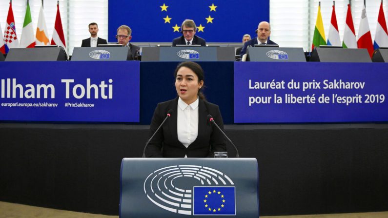 Jewher Ilham, fille d'Ilham Tohti, professeur ouïghour, prononce un discours lors de la cérémonie de remise du prix Sakharov 2019 du Parlement européen pour les droits de l'homme à Strasbourg, dans l'est de la France. (Getty Images | FREDERICK FLORIN)
