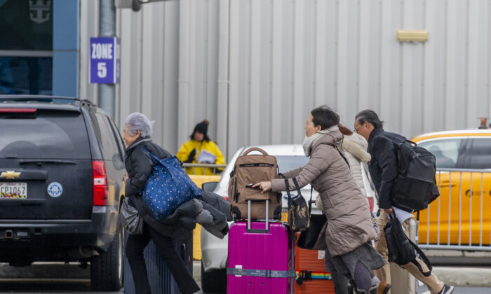 Des gens quittent le port après avoir été à bord du navire de croisière Royal Caribbean Cruise Ship Anthem of the Seas à Bayonne, New Jersey, le 7 février 2020. (Eduardo Munoz Alvarez/Getty Images)