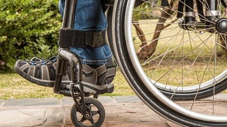 Par amour pour sa femme handicapée, il crée un vélo fauteuil roulant pour pouvoir l’emmener en promenade