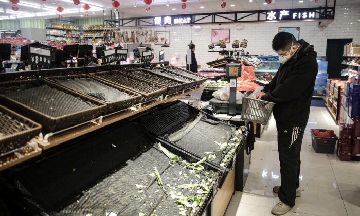 Des clients portent des masques dans un marché de Wuhan, dans la province de Hubei, en Chine, le 23 janvier 2020. (Getty Images)