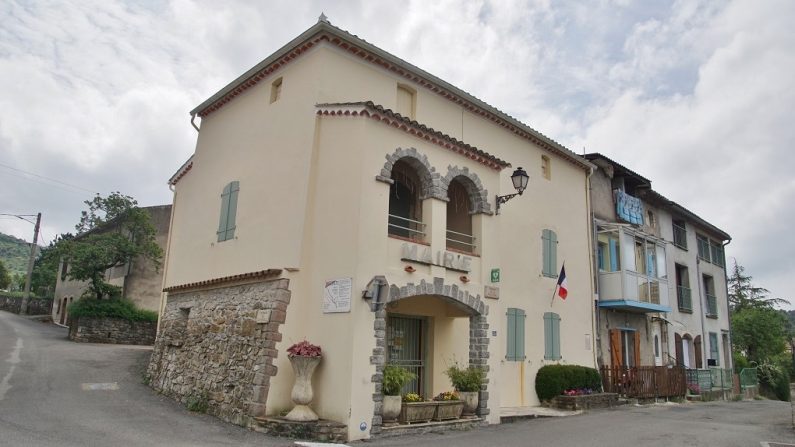 Vue de la mairie de Saint-Brès. Crédit : Wikimedia Commons. 