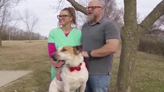 Merrick a passé les cinq dernières années dans un refuge. Le chien a finalement trouvé un foyer. (KMBC)