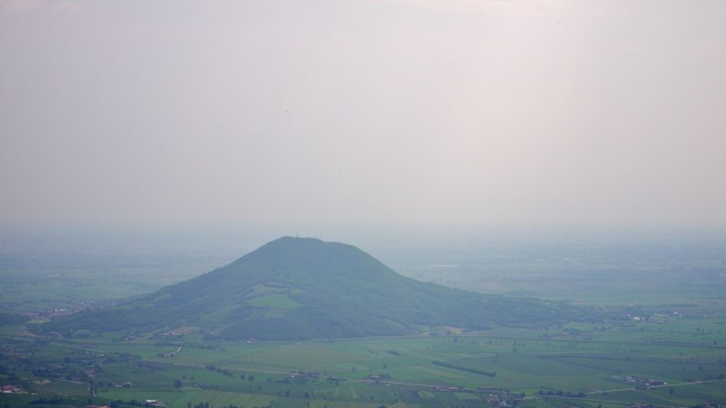 Vo', commune italienne de la province de Padoue dans la région Vénétie en Italie.(Wikipédia)