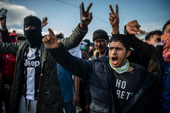 Des migrants manifestent après des échauffourées à proximité du camp de Moria, sur l’île de Lesbos, le lundi 2 mars. Crédit : ANGELOS TZORTZINIS/AFP via Getty Images.