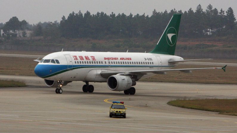 Un avion Airbus A320 de Shenzhen Airlines apparaît sur l'aéroport de Changsha à Hunan, Chona, le 1er novembre 2007. (MARK RALSTON/AFP via Getty Images)