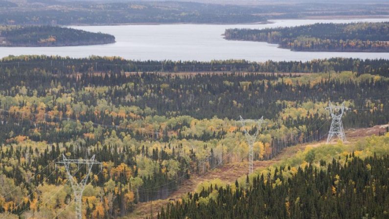 Une vue aérienne avec la rivière Romaine en arrière-plan et la ligne électrique d'Hydro Québec est visible au nord de Havre-St-Pierre, Québec, Canada, le 3 octobre 2018. (Lars Hagberg/AFP via Getty Images) 