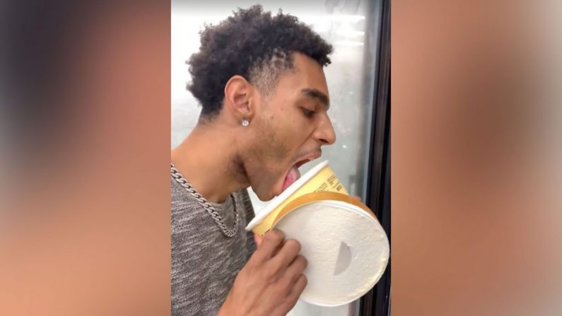  D'Adrien L'Quinn Anderson de Port Arthur, Texas, lèche un pot de glace Blue Bell à la vanille. (Facebook via CNN)