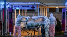 Des camions militaires transportent des corps hors d’une ville italienne d’un crématorium submergé